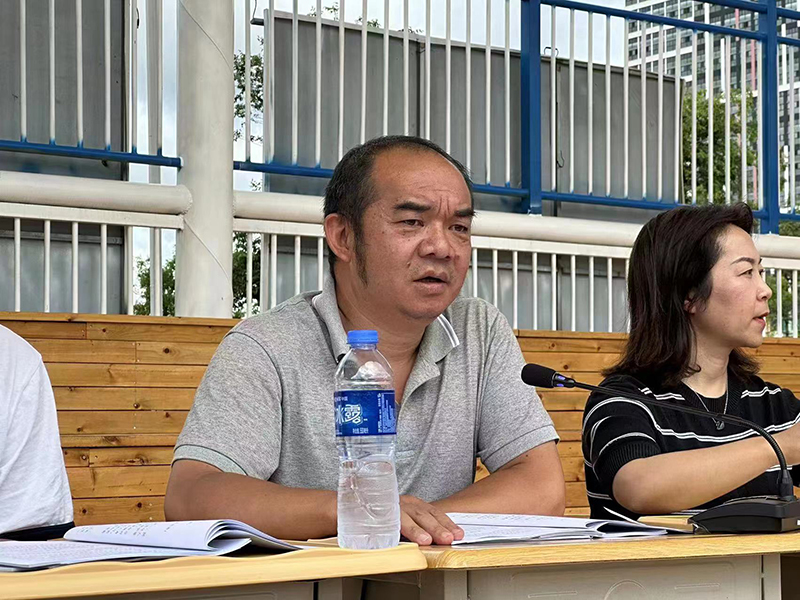 宣讲会由教务处副处长温荣坤主持.学校党委委员,副